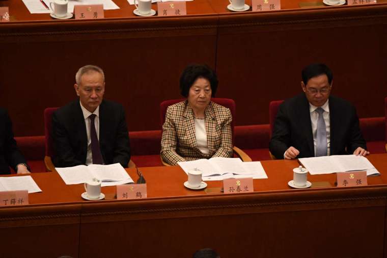 金融委主任劉鶴 (左一) (圖片:AFP)