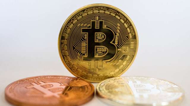 英當局打擊比特幣廣告:恐誤導大眾以為投資加密貨幣非常簡單 (圖片:AFP)