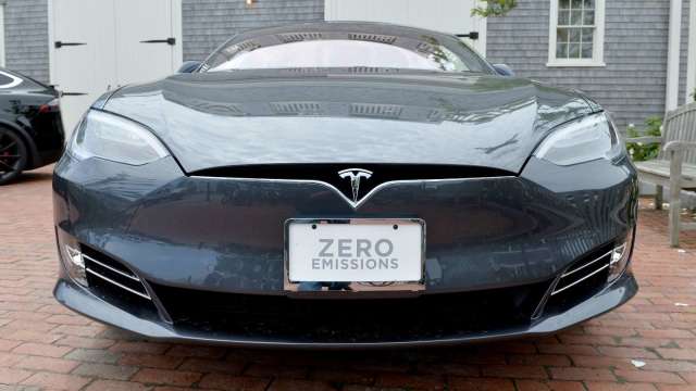為確保車用晶片產能 傳特斯拉有意收購旺宏6吋廠 。(圖:AFP)