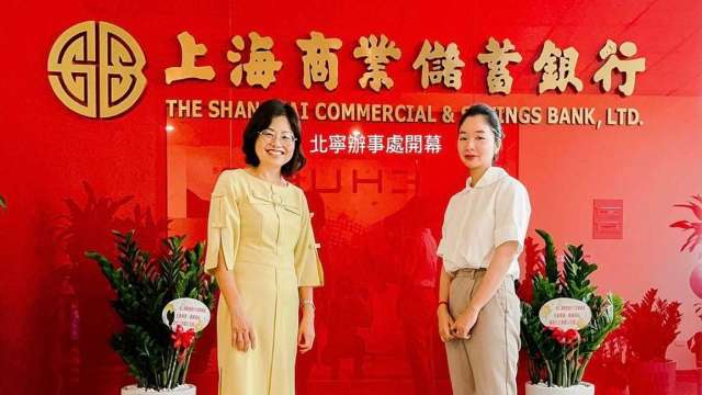 上海商銀越南北寧辦事處代表林麗珍（左），帶領同仁舉行開幕儀式。（圖：上海商銀提供）