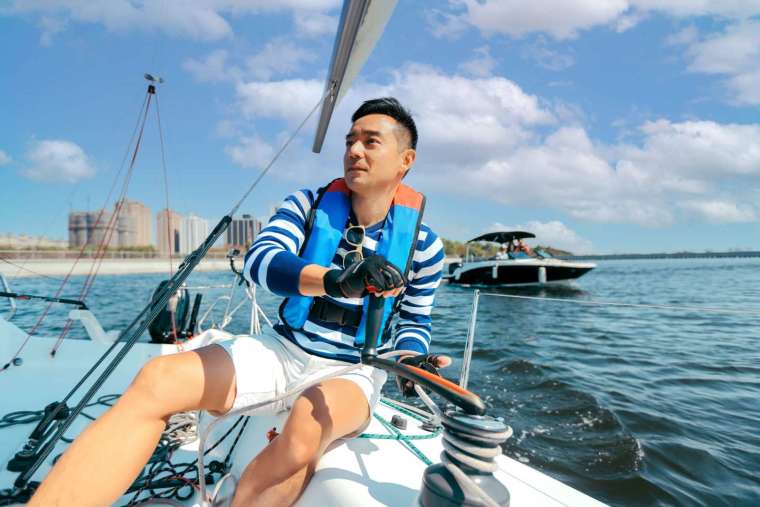 海洋運動卡代言人岑永康-操作帆船照片。(圖:亞果遊艇提供)