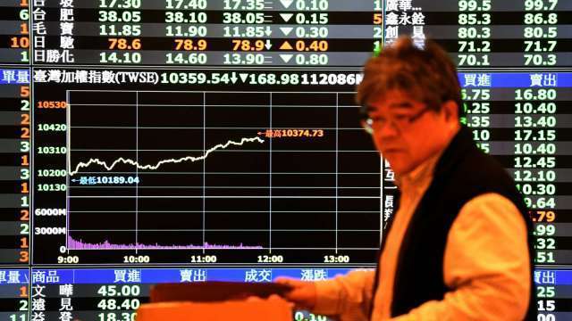 台股量縮整理站穩萬七 外資連3賣 三大法人賣超56.73億元。(圖:AFP)