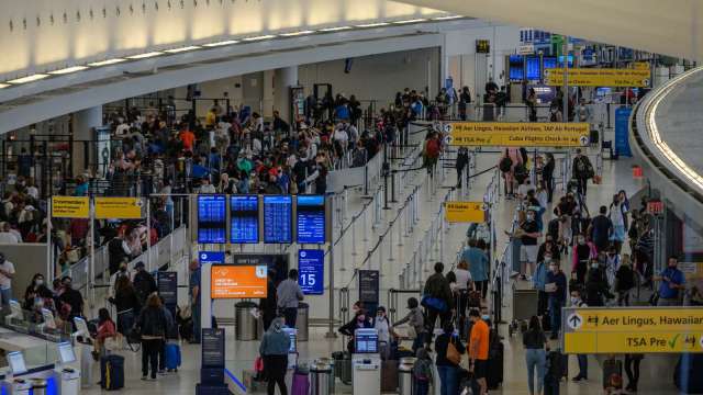 美國民眾旅遊意願回溫 單日全美機場客流量超過200萬人(圖片:AFP)