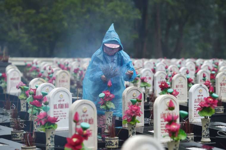 截至上週日,美國新冠死亡數已降至每日約 360 人 (圖片:AFP)