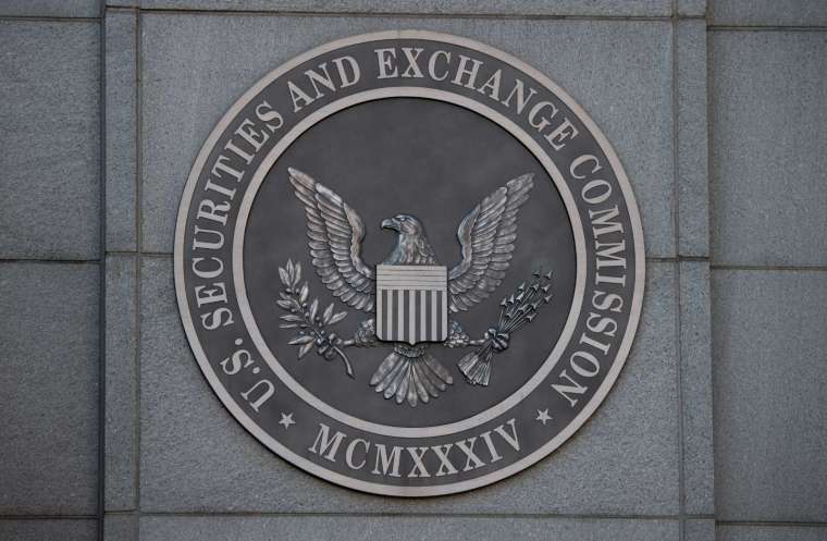 週三 Fed 多位官員接連放出鷹派言論，引發華爾街不安。 (圖片：AFP)