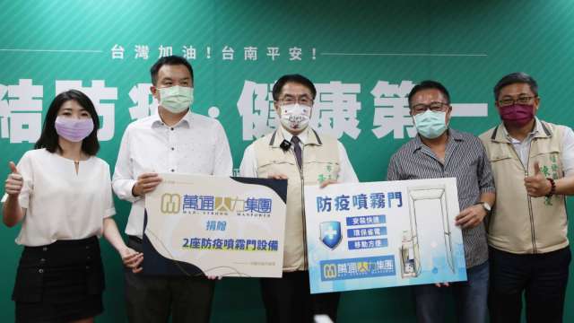 台南在地企業同心抗疫 捐防疫噴霧門助攤商生意回流  (圖:亞果遊艇提供)