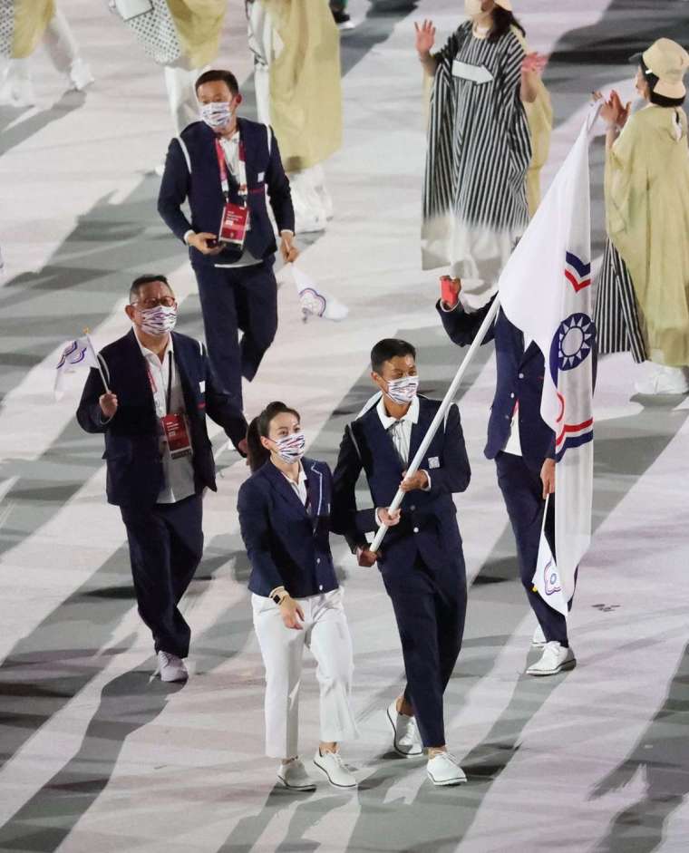 中華代表團由「網球一哥」盧彥勳及「舉重女神」郭婞淳掌旗 (圖片:體育署)
