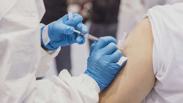 疫苗預約平台重新開放登記 高端納選項 20歲以上可勾選。(圖：AFP)