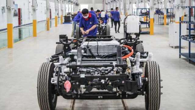 白宮傳擬修訂汽車碳排放標準 期望美汽車業2030年銷售至少4成電動車(圖:AFP)