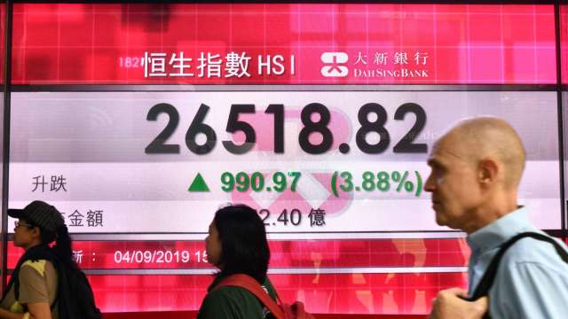 交易稅上調首日 恒指走勢平穩上揚(圖片:AFP)