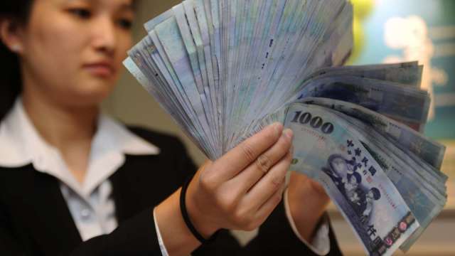 〈台幣〉外資強力匯入 匯價連4升收27.781元。(圖：AFP)