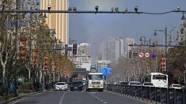 疫情再起 中國城市車流量減少 恐抑制石油短期需求(圖:AFP)