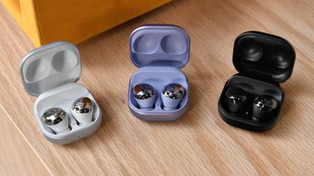 三星將推低價新款Galaxy Buds 2 挑戰蘋果AirPods 3(圖片:AFP)