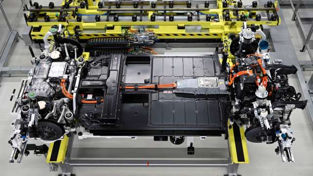 鋰電池產業兩樣情 高階供不應求 低階產能過剩(圖片:AFP)