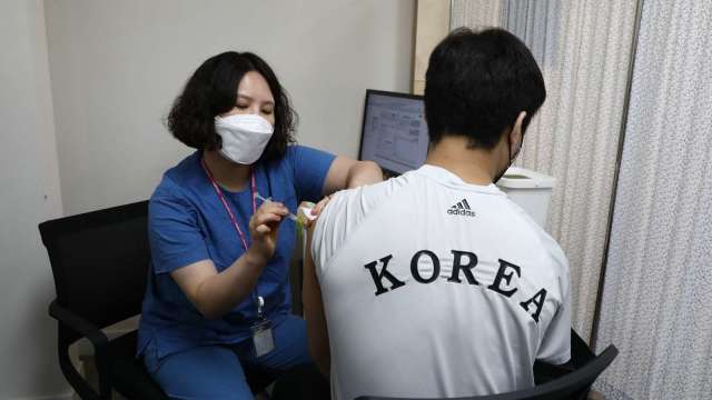 南韓疫情煞不住!單日新增2223例創新高 (圖片:AFP)