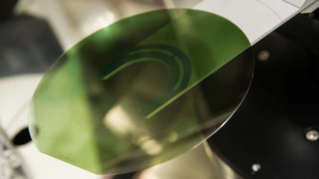 意法半導體製造首批8吋碳化矽晶圓。(圖:業者提供)