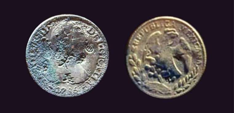 石棺內的外國銀幣。左為 1785 年鑄造西班牙卡洛斯三世銀幣，銀幣正面鑄有西班牙國王半身像，還有「天」、「長」等漢字戳印。右為 1862 年鑄造的墨西哥共和國銀幣，正面鑄有一隻展翅的雄鷹，為墨西哥國徽，鑄造年分前的「G」，表示銀幣來自瓜納華托（Guanajuato）鑄幣廠。 圖│〈從羅妹號事件到南岬之盟：誰的衝突？誰的和解？〉（原始資料：盧康泰（2015），〈臺灣南部考古出土與傳世的西方銀幣研究〉）