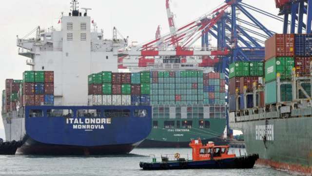 年底購物季備貨潮湧現 美國西岸37艘貨櫃船排隊入港 (圖:AFP)