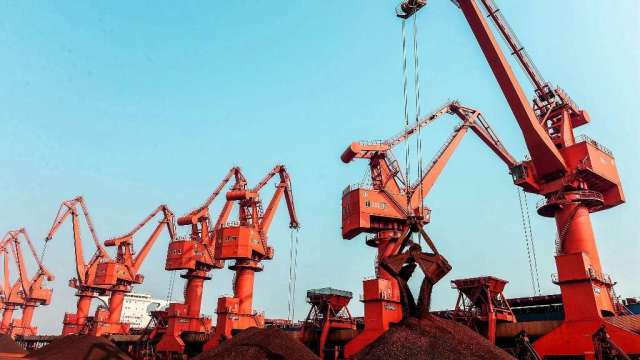 鐵礦砂價格持續大跌 必和必拓:中國鋼鐵限產壓抑需求(圖:AFP)