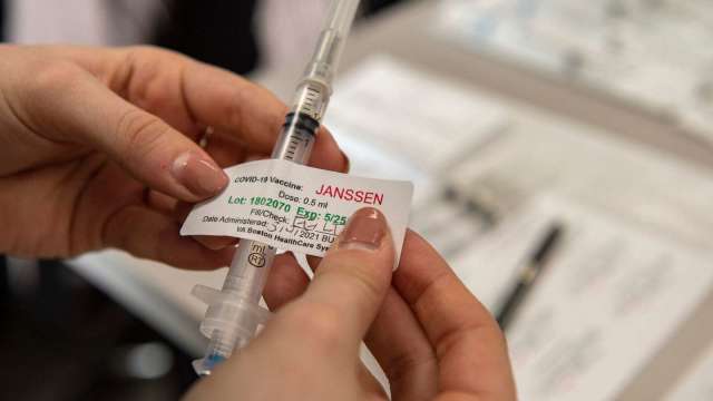高端疫苗接種放寬至20歲 12-17歲BNT、莫德納都可選。(圖：AFP)