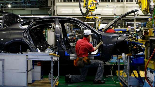 疫情持續、晶片荒未解 汽車製造商身陷困境(圖片:AFP)