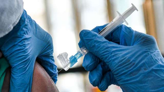 傳網路作家施打疫苗猝死 高端股價一度打入跌停。(圖:AFP)