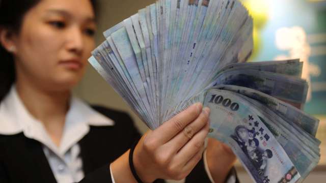 〈台幣〉美元走軟 匯價續揚再現27.8字頭。(圖：AFP)