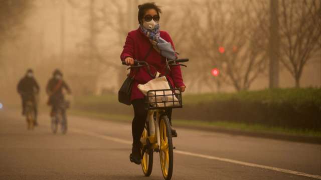 研究:化石燃料是空汙主因 PM2.5恐使全球每人平均少活2.2年 (圖:AFP)