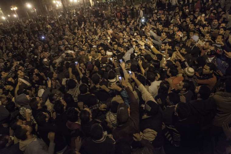 2010 年底突尼西亞爆發茉莉花革命，甫崛起的行動網路與社群媒體成為助力，民眾透過手機迅速串連，分享圖片、資訊，掀起北非與中東地區一連串的民主抗爭運動，多國獨裁政權垮台，被稱為「阿拉伯之春」。圖為 2011 年埃及街頭抗議民眾。 圖│iStock