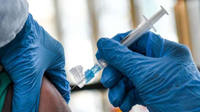 聯亞生技完成第三劑中和抗體效價 擬本周重新送審更改試驗計畫。(圖:AFP)