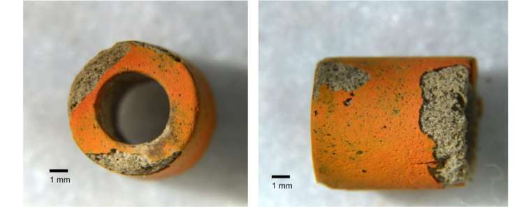 宜蘭淇武蘭遺址出土的橘皮珠，添加銅作為著色劑。 圖│王冠文