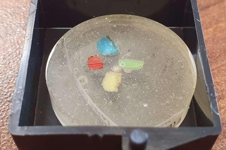 鑲埋在環氧樹脂中的玻璃珠樣本，可透過掃描式電子顯微鏡分析。 圖│研之有物