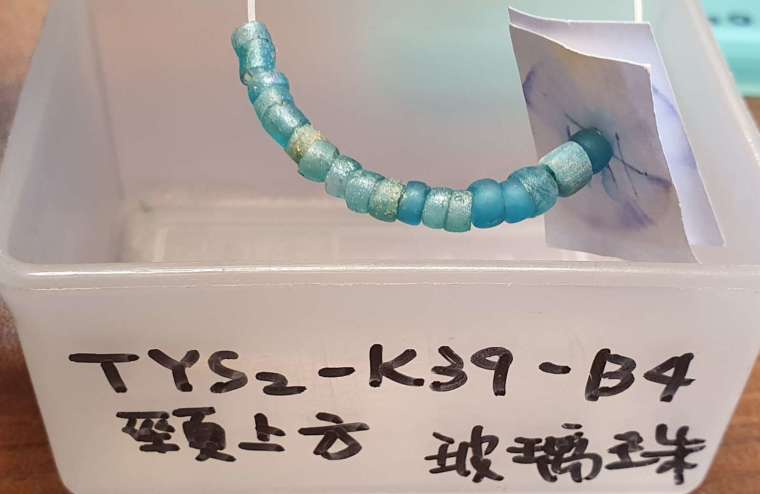 臺南道爺南遺址的玻璃珠，可串聯掛在頸部，做為陪葬品使用。 圖│研之有物