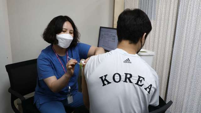 首爾單日新增確診創高 近7成市民完成一次疫苗接種 (圖片:AFP)