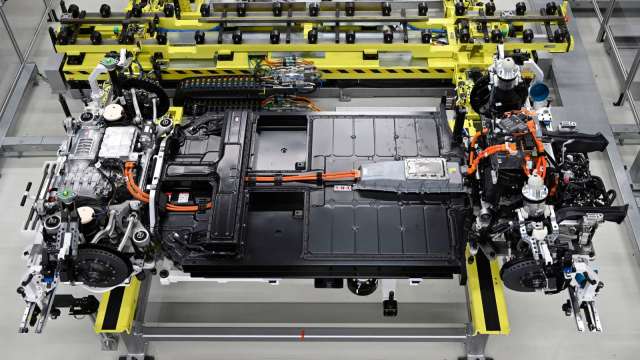 中國工信部:新能源車成本偏高、上游原料漲價壓力大(圖片:AFP)