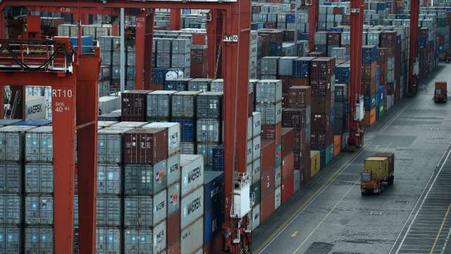 散裝船運能吃緊 大宗商品運費恐續飆 (圖片:AFP)