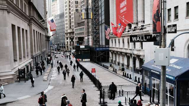 市場極度恐慌!道瓊週一盤中暴跌超過700點 (圖片:AFP)