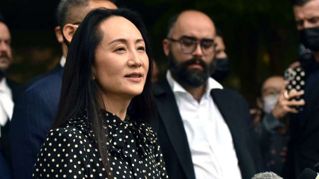 孟晚舟在引渡聽證會中止後與媒體談話,神情輕鬆。 (圖:AFP)