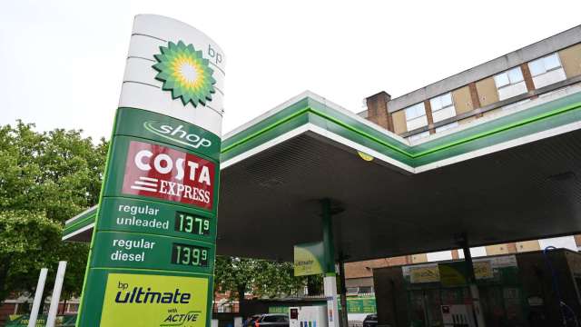 英國消費者搶加油 BP約三成加油站油槽見底 (圖片：AFP)