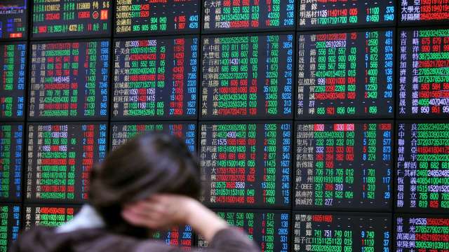 台股摜壓退守17100點 外資終止連3買 三大法人賣超154.12億元。(圖:AFP)