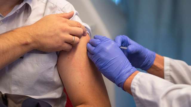 BNT疫苗遲到校園現30萬劑缺口 第十輪改打AZ、高端第二劑。(圖：AFP)