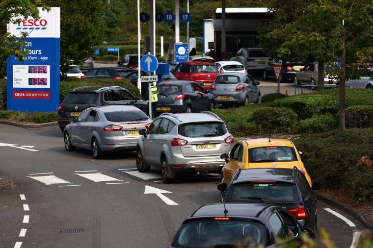 英國加油站湧現排隊加油人潮。圖: AFP