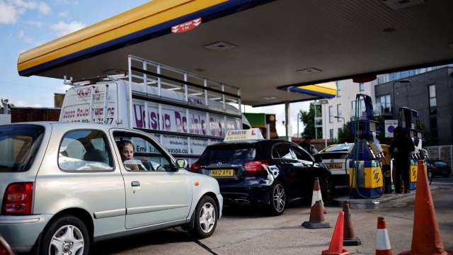 英國動員軍隊協助燃料載送 加油站近日可望「解渴」 (圖片：AFP)