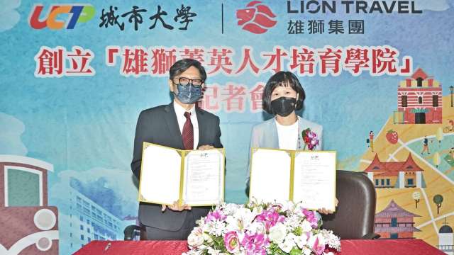 城市科大校長馮美瑜(右)與雄獅總經理黃信川(左)代表雙方簽訂產學合作。(圖：雄獅提供)
