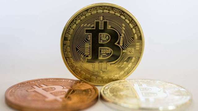 比特幣一度重回5.5萬美元寫近五個月高點,多檔挖礦概念股攻漲停。(圖:AFP)