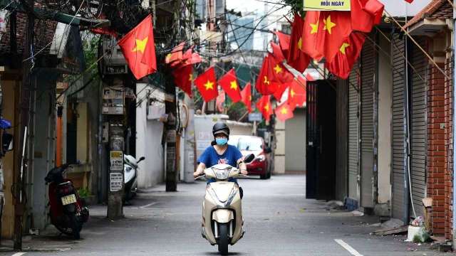 〈觀察〉越南解封缺工問題緊接而來 成衣廠復工又一新挑戰。(圖:AFP)