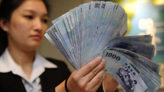 〈台幣〉外資閃人貶勢煞不住 重貶逾1角收28.152元。(圖:AFP)