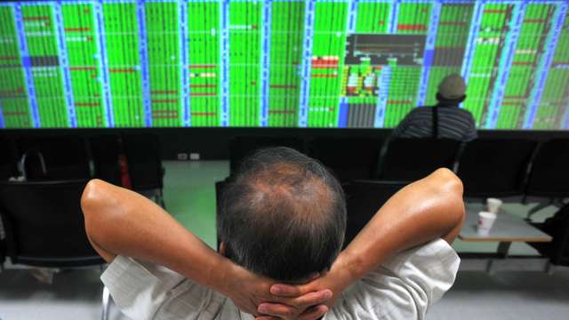 台股回測16300點 三大法人賣超84.33億元 投信逆勢連10買。(圖:AFP)