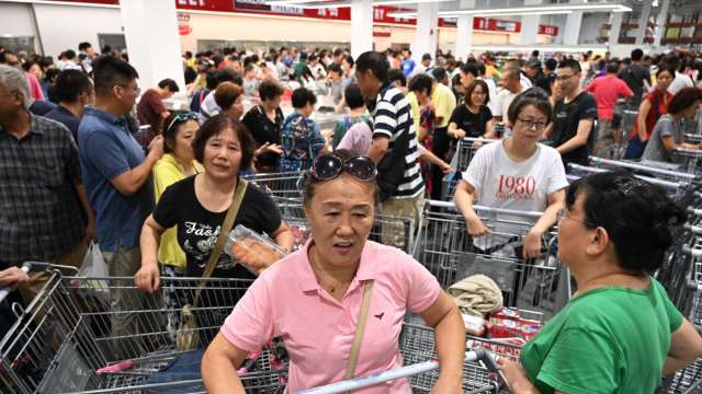中國9月零售總額年增率升至4.4% 優於預期(圖片:AFP)