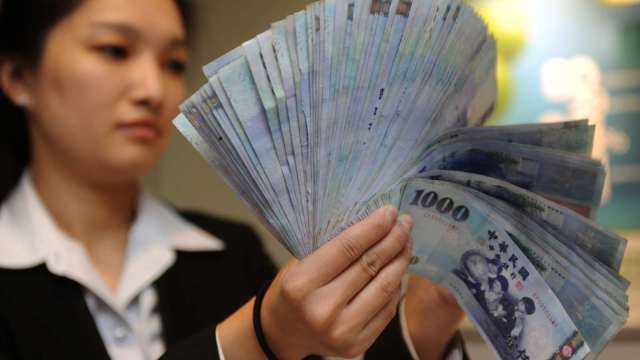 〈台幣〉閃見27字頭 量縮連4升收28.015元。(圖:AFP)